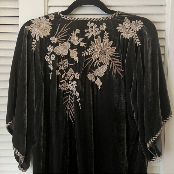 Johnny Was Othilia Embroidered Silk Velvet Kimono Sleeve Dress Gray Sz S - Picture 10 of 15